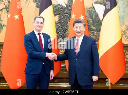 Peking, China. Januar 2024. Der chinesische Präsident Xi Jinping trifft sich am 12. Januar 2024 mit dem belgischen Premierminister Alexander de Croo in der Großen Halle des Volkes in Peking, der Hauptstadt Chinas. Quelle: Huang Jingwen/Xinhua/Alamy Live News Stockfoto