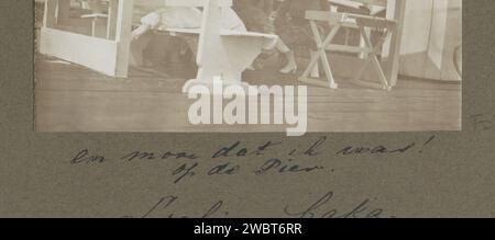 Firma sitzt auf Bänken in Suriname, ca. 1920 - ca. 1930 Foto Teil des Fotoalbums einer unbekannten niederländischen Familie mit Aufnahmen von Suriname, Europa und den Niederländisch-Indien. Suriname fotografische Unterstützung erwachsener Mann. Erwachsene Frau. pier, Kai, Kai Suriname Stockfoto