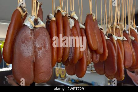 Bottarga, der getrocknete, gepresste Rogen der Meeräsche, wird in der sardischen Küche verwendet Stockfoto