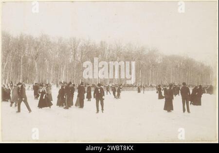 Menschen auf einer Eislaufbahn, vermutlich in Frankreich, ca. 1900 - ca. 1910 Fotografie Teil des Fotoalbums eines französischen Amateurfotografen mit Aufnahmen einer Familie, der Destillerie Delizy & Doistau Fils, der Armee und Sehenswürdigkeiten in Frankreich. Frankreich Papier. Fotografische Trägerskates (Wintersport) Frankreich Stockfoto