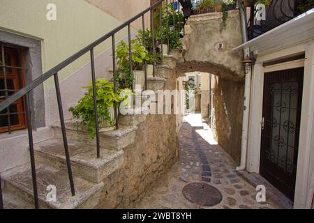 Verlassene kleine Straße im historischen Zentrum der Stadt Krk, Insel Krk, Kroatien. Kleine adriatische Straße mit historischen Treppen. Stockfoto