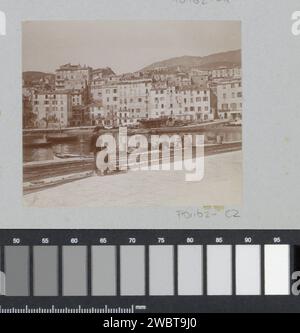 Blick auf den Hafen von Bastia mit Fischern im Vordergrund, ca. 1905 - ca. 1910 Foto Teil des Fotoalbums eines französischen Amateurfotografen mit Sehenswürdigkeiten in Frankreich, der Schweiz und Italien. Bastia-Papier. Fotografische Unterstützung Aussicht auf die Stadt, Stadtpanorama, Silhouette der Stadt. Fischernetz. hafen (+ Aussicht  Fahrzeug, Schiff usw.) Bastia Stockfoto