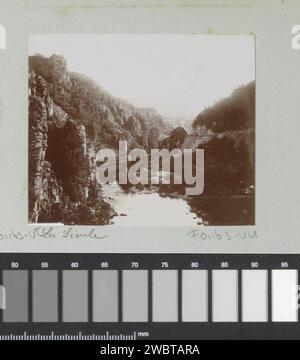 Mit Blick auf die Sioule im Auvergene, 1904 Foto Teil des Fotoalbums eines französischen Amateurfotografen mit Aufnahmen von Reisen in Frankreich, Spanien, Belgien, Luxemburg und den Niederlanden, die ersten Autos und Autorennen. Auvergne-Papier. Fotografische Unterstützung Fluss (+ Landschaft mit Figuren, Personal) Auvergne Stockfoto
