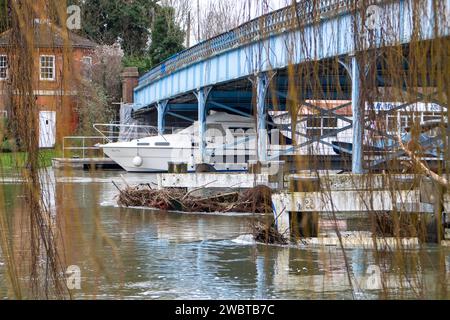 Cookham, Großbritannien. Januar 2024. Trümmer unter der Cookham Bridge an der Themse im Dorf Cookham in Berkshire. Nach einer Woche Überschwemmung geht der Hochwasserstand endlich zurück. Quelle: Maureen McLean/Alamy Live News Stockfoto