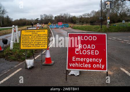 Cookham, Großbritannien. Januar 2024. Die B4447-Hauptstraße durch Cookham Moor im Dorf Cookham, Berkshire, bleibt wegen Überschwemmungen durch die Themse gesperrt. Die alte Straße daneben, genannt Causeway, ist für bestimmte Stunden geöffnet, damit eine begrenzte Anzahl von Fahrzeugen die Brücke überqueren kann. Quelle: Maureen McLean/Alamy Live News Stockfoto