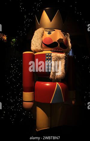 Ein Nussknacker-Holzspielzeug mit Krone auf einem Weihnachtsmarkt in Deutschland. Stockfoto