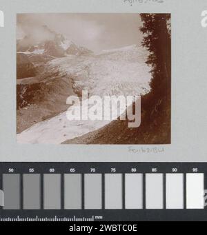 Blick auf einen Gletscher in den Alpen, ca. 1905 - ca. 1910 Foto Teil des Fotoalbums eines französischen Amateurfotografen mit Sehenswürdigkeiten in Frankreich, der Schweiz und Italien. ALPS-Papier. Fotografische Unterstützung der Gletscheralpen Stockfoto