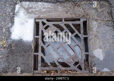 Cookham, Großbritannien. Januar 2024. Seife saugt in einem Abfluss in Cookham, Berkshire, nach einer starken Überschwemmung in dieser Woche. Quelle: Maureen McLean/Alamy Live News Stockfoto