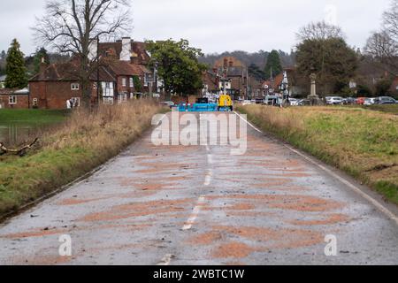 Cookham, Großbritannien. Januar 2024. Die Royal Borough für Windsor & Maidenhead inspizieren Straßen in überfluteten Gebieten und streuen sie aus. Die B4447-Hauptstraße durch Cookham Moor im Dorf Cookham, Berkshire, bleibt wegen Überschwemmungen durch die Themse gesperrt. Die alte Straße daneben, genannt Causeway, ist für bestimmte Stunden geöffnet, damit eine begrenzte Anzahl von Fahrzeugen die Brücke überqueren kann. Quelle: Maureen McLean/Alamy Live News Stockfoto