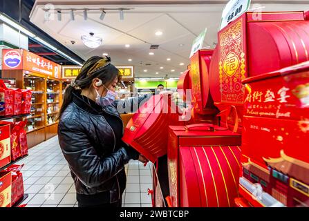 Peking, chinesische Provinz Guizhou. Januar 2024. Eine Frau wählt Waren in einem Supermarkt in Qianxi, Provinz Guizhou im Südwesten Chinas, 12. Januar 2024. Im Jahr 2023 stieg Chinas Verbraucherpreisindex (VPI) um 0,2 Prozent, sagte das nationale Statistikbüro. Quelle: Fan Hui/Xinhua/Alamy Live News Stockfoto