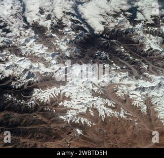 NEPAL / TIBET - 30. September-11. Oktober 1994 - dieser südlichere, sommerliche Blick auf den Mount Everest (Mitte) - mit starkem Gefühl für drei Dimensionen aufgrund von Rot Stockfoto