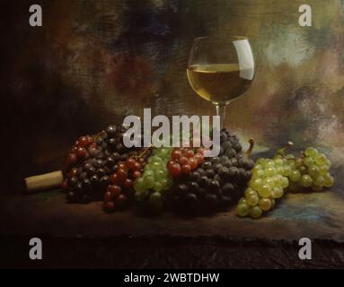 Ein Glas Weißwein auf einem Vintage Holztisch mit verschiedenen Traubensorten Stockfoto