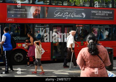 29. August 2022: Southall, im Stadtteil Ealing in West London, ist die Heimat der größten Punjabi-Gemeinde außerhalb des indischen Subkontinents. Es hat sich zu einem Zentrum der asiatischen Kultur in Großbritannien entwickelt, das oft als Little India bezeichnet wird. Stockfoto