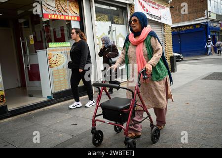 29. August 2022: Southall, im Stadtteil Ealing in West London, ist die Heimat der größten Punjabi-Gemeinde außerhalb des indischen Subkontinents. Es hat sich zu einem Zentrum der asiatischen Kultur in Großbritannien entwickelt, das oft als Little India bezeichnet wird. Stockfoto