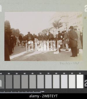 Motorisierte Dreiräder am Start des Rennens Nizza-Magagnosc, 1899 Foto Teil des Fotoalbums eines französischen Amateurfotografen mit Aufnahmen von Reisen in Frankreich, Spanien, Belgien, Luxemburg und den Niederlanden, die ersten Autos und Autorennen. Schönes Papier. Fotografische Trägerkrafträder und andere zweirädrige Kraftfahrzeuge. Motorwagenrennen in Nizza Stockfoto