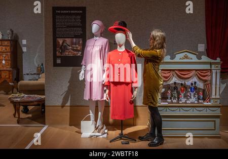 Bonhams, London, Großbritannien. Januar 2024. Die außergewöhnliche Handwerkskunst und Kreativität hinter der Krone wird der Öffentlichkeit mit einer Sonderausstellung der Sets, Kostüme und Requisiten der Serien 1–6 gezeigt, die durch New York, Los Angeles, Paris und London vor zwei Auktionen im Bonhams London im Februar 2024 bereist wurden. Die Ausstellung wurde am 11. Januar eröffnet und läuft bis zum 5. Februar 2024 in London. Der Erlös aus der Live-Auktion fließt in die Gründung der Left Bank Pictures – des Crown Scholarship-Programms an der National Film and Television School. Quelle: Malcolm Park/Alamy Live News Stockfoto