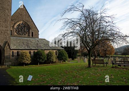 Friedhof und Gärten, St. John the Baptist Kirche, Bamford , Hope Valley, Derbyshire, England. Stockfoto