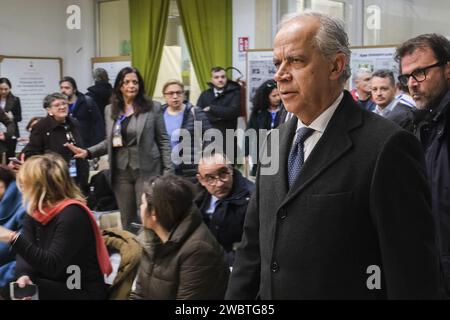 Neapel, Italien. Januar 2024. Matteo Piantedosi, Innenminister der italienischen Regierung, anlässlich des von der Polis-Stiftung geförderten Abschlussseminars zum Thema "Rechte und Bedürfnisse der Opfer von Straftaten" in der Bibliothek zu Annalisa Durante, einer unschuldigen Opferin der Camorra, im Bezirk Forcella, Neapel. Quelle: Live Media Publishing Group/Alamy Live News Stockfoto