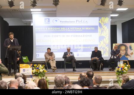 Neapel, Italien. Januar 2024. Matteo Piantedosi, Innenminister der italienischen Regierung, anlässlich des von der Polis-Stiftung geförderten Abschlussseminars zum Thema "Rechte und Bedürfnisse der Opfer von Straftaten" in der Bibliothek zu Annalisa Durante, einer unschuldigen Opferin der Camorra, im Bezirk Forcella, Neapel. Quelle: Live Media Publishing Group/Alamy Live News Stockfoto