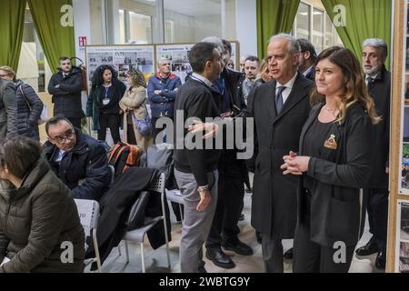 Neapel, Italien. Januar 2024. Matteo Piantedosi, Innenminister der italienischen Regierung, anlässlich des von der Polis-Stiftung geförderten Abschlussseminars zum Thema "Rechte und Bedürfnisse der Opfer von Straftaten" in der Bibliothek zu Annalisa Durante, einer unschuldigen Opferin der Camorra, im Bezirk Forcella, Neapel. Quelle: Live Media Publishing Group/Alamy Live News Stockfoto