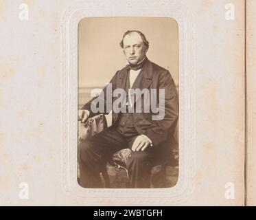 Porträt eines Mannes, der an einem Tisch sitzt, genannt der Bauunternehmer Visser, Kornelis Willem Schorteldoek, 1855–1885 Foto. Visitenkarte dieses Foto ist Teil eines Albums. Gorinchem-Karton. Fotografischer Trägeralbumendruck historischer Personen. Sitzende Figur. Tabelle Stockfoto