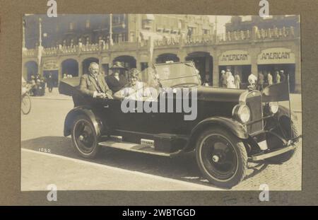 Zwei Männer und zwei Frauen sitzen in einem Auto in Scheveningen, ca. 1920 - ca. 1930 Foto Teil eines Fotoalbums einer unbekannten niederländischen Familie mit Aufnahmen von Suriname, Europa und den Niederländisch-Indien. Scheveningen fotografischer Träger Gelatine Silberdruck Automobil Scheveningen Stockfoto