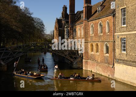 Obwohl Cambridge für seine renommierte Universität bekannt ist, ist es auch eine der ungleichsten Städte in Großbritannien. In Bezug auf den Reichtum besteht ein alarmierendes Ungleichgewicht zwischen „Stadt und Kleid“. Touristen genießen eine Bootsfahrt auf dem Fluss Cam, der durch die Stadt führt. Stockfoto