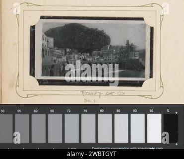 Ansicht von Atrani, Italien, Anonym, 1905 - 1906 fotomechanischer Druck dieser Druck ist Teil eines Albums. Atrani Papier Kollotypie Aussicht auf Dorf, Silhouette des Dorfes Atrani Stockfoto