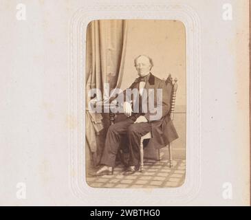 Porträt eines sitzenden Mannes an einem Tisch, genannt Phosfordeux, W. Mayer (I), 1855–1870 Fotografie. Visitenkarte dieses Foto ist Teil eines Albums. Schlechter Kreuznacher Karton. Fotografischer Trägeralbumendruck historischer Personen. Sitzende Figur. Tabelle Stockfoto