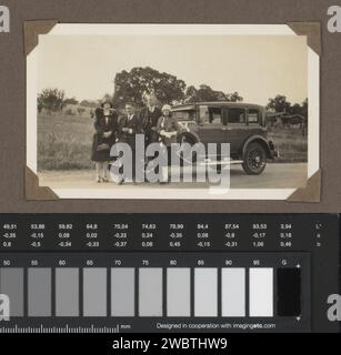 Zwei Frauen und zwei Männer in einem Auto, Anonym, 1930 - 1935 Foto dieses Foto ist Teil eines Albums. Europa baryta Papier Gelatine Silber Druck Paar Liebhaber. Automobile Europe Stockfoto