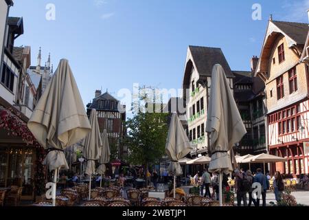 Mittelalterliche Fachwerkhäuser entlang der Rue Champeaux, vom Place Alexandre Israël im historischen Stadtzentrum von Troyes aus gesehen. Stockfoto