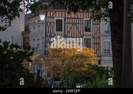 Ein pfirsichfarbenes mittelalterliches Fachwerkgebäude an der Ecke Place de la Libération und Rue Emile Zola in Troyes, Frankreich an einem sonnigen Herbsttag (Herbst). Stockfoto