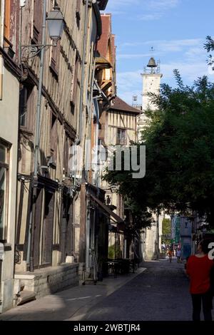 Der atypische Glockenturm der Kirche St. Jean-au-marché dominiert die Rue Urbain IV und ihre mittelalterlichen Fachwerkhäuser in Troyes, Frankreich. Stockfoto