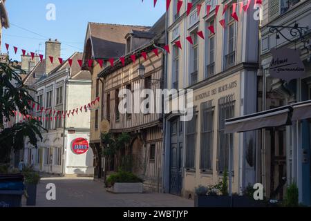 In Troyes, Frankreich, befindet sich die städtische Kunstschule in der Rue du Général Saussier zwischen zwei Restaurants, eines in einem schönen Fachwerkhaus. Stockfoto