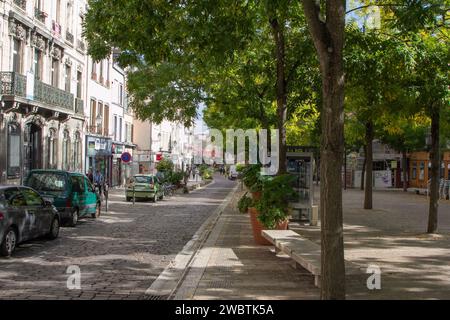 Der Place Jean Jaurès im historischen Stadtzentrum von Troyes, Frankreich an einem ruhigen, herbstlichen, sonnigen Sonntagmorgen mit ein paar Fußgängern. Stockfoto