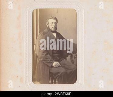 Porträt eines Mannes, der an einem Tisch sitzt, genannt der Bauunternehmer W. Nugteren, Kornelis Willem Schorteldoek, 1855–1885 Fotografie. Visitenkarte dieses Foto ist Teil eines Albums. Gorinchem-Karton. Fotografischer Trägeralbumendruck historischer Personen. Sitzende Figur Stockfoto