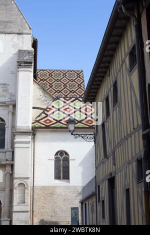 Das glasierte Ziegeldach im Burgunderstil der Kirche St. Nizier auf der Rue Albert Merat am östlichen Ende des historischen Stadtzentrums von Troyes, Frankreich. Stockfoto