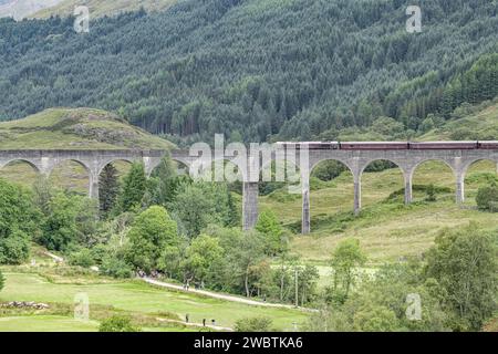 Royal Scotsman Oldtimer-Diesellokomotive auf dem Glenfinnan Viaduct, Highlands, Schottland Stockfoto