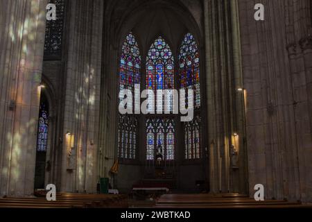 Farbige Flecken beleben die Säulen der Basilika St. Urbain in Troyes, Frankreich, während die Sonne durch die Buntglasmalereien des XIII. Jahrhunderts im Chor scheint. Stockfoto