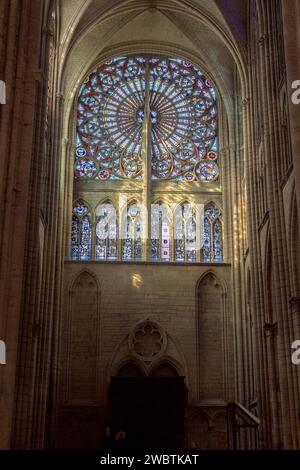 Das nördliche Rosenfenster der St. Peter-und-Paul-Kathedrale, Troyes, Fance, wurde 1408 installiert und einige Jahre später mit einem vertikalen Steinbalken konsolidiert. Stockfoto