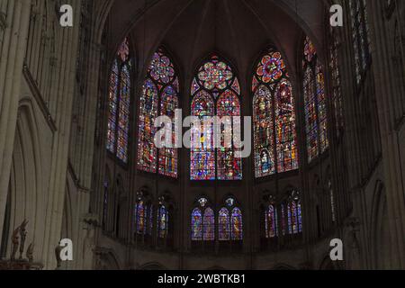 Die erstaunlichen bunten Buntglasfenster aus dem XIII. Jahrhundert der Kathedrale St. Peter und St. Paul in Troyes, Frankreich. Stockfoto