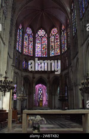 Die erstaunlichen bunten Buntglasfenster aus dem XIII. Jahrhundert der Kathedrale St. Peter und St. Paul in Troyes, Frankreich. Stockfoto