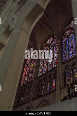 Einige der Buntglasfenster aus dem XIII. Jahrhundert auf der Südseite des Kirchenschiffs in der gotischen Kathedrale St. Peter und St. Paul in Troyes, Frankreich. Stockfoto