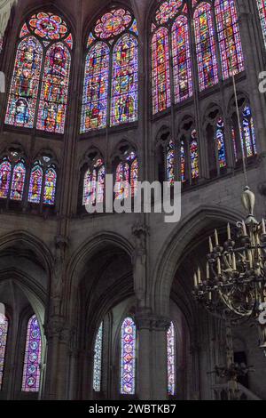 Die Buntglasfenster aus dem XIII. Jahrhundert bringen Licht in das gotische Kirchenschiff der Kathedrale St. Peter und St. Paul in Troyes, Frankreich. Stockfoto