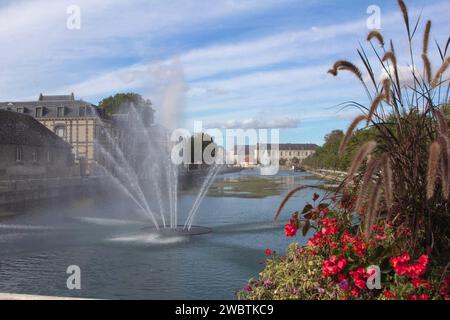 Brunnen am Canal des Trévois im historischen Stadtzentrum von Troyes, Frankreich, mit Blick nach Norden auf die Cité du Vitrail, das Buntglasmuseum. Stockfoto