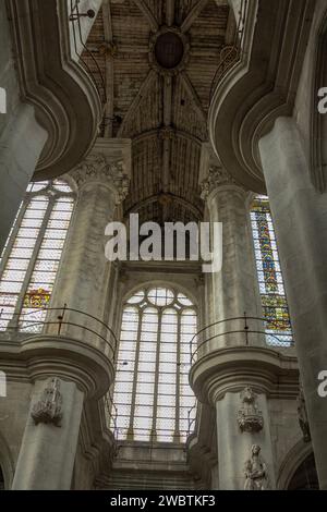 Grisaille-Buntglasfenster aus dem 15. Jahrhundert zwischen hoch aufragenden Renaissance-Säulen in der Kirche St. Pantaléon in Troyes, Frankreich. Stockfoto