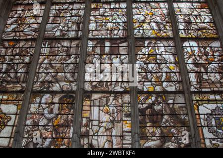 Grisaille-Buntglas aus dem 15. Jahrhundert in der Kirche St. Pantaléon in Troyes, Frankreich, zeigt bekannte Bibelgeschichten. Stockfoto