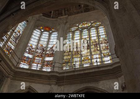 Grisaille-Buntglas aus dem 15. Jahrhundert in der Kirche St. Pantaléon in Troyes, Frankreich. Stockfoto