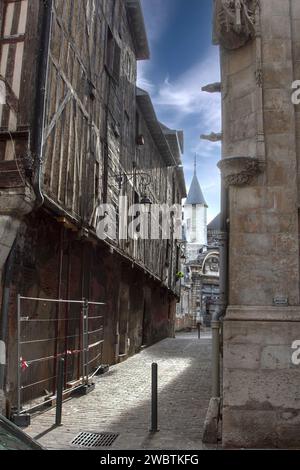 Fachwerkgebäude warten auf Restaurierung und säumen die schmale Rue du Marché aux noix im historischen Stadtzentrum von Troyes, Frankreich. Stockfoto