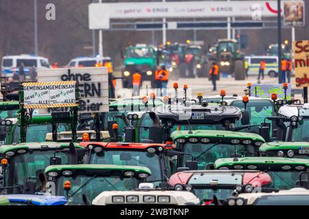 Bauernprotest und Sternfahrt in Nürnberg am 12.01.2024 Zufahrt über die große Straße auf das Demonstrationgelände des Bayerischen Bauernverbandes vor der Kongresshalle auf dem Reichparteitagsgelände. Nürnberg Bayern Deutschland *** Bauernprotest und -Kundgebung in Nürnberg am 12 01 2024 Zugang über große Straße zum Demonstrationsgelände des Bayerischen Bauernverbandes vor dem Kongresssaal auf dem Reichsparteigelände Nürnberg Bayern Deutschland 20240112-6V2A8696-Bearbeitet Stockfoto